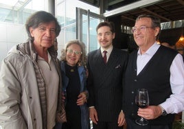 Dcha. Aquilino Argüelles, promotor de la escultura, su hijo el doctor Pablo Argüelles y su mujer Asun García, con el homenajeado Lópz Otín.