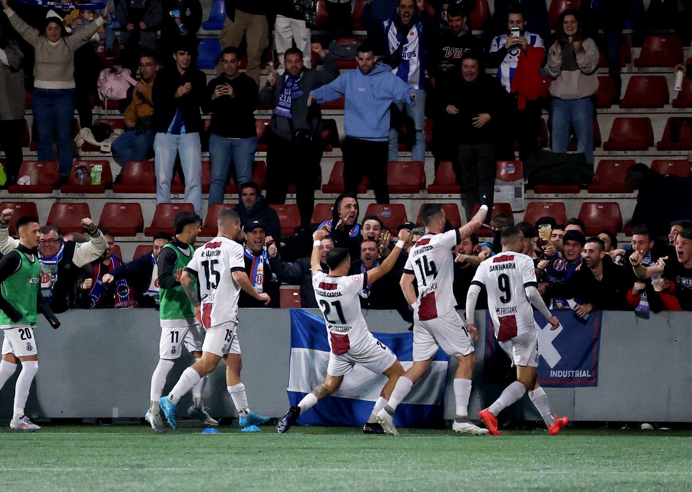 Los jugadores del Real Avilés celebran uno de los tantos de Kevin Bautista con sus aficionados.