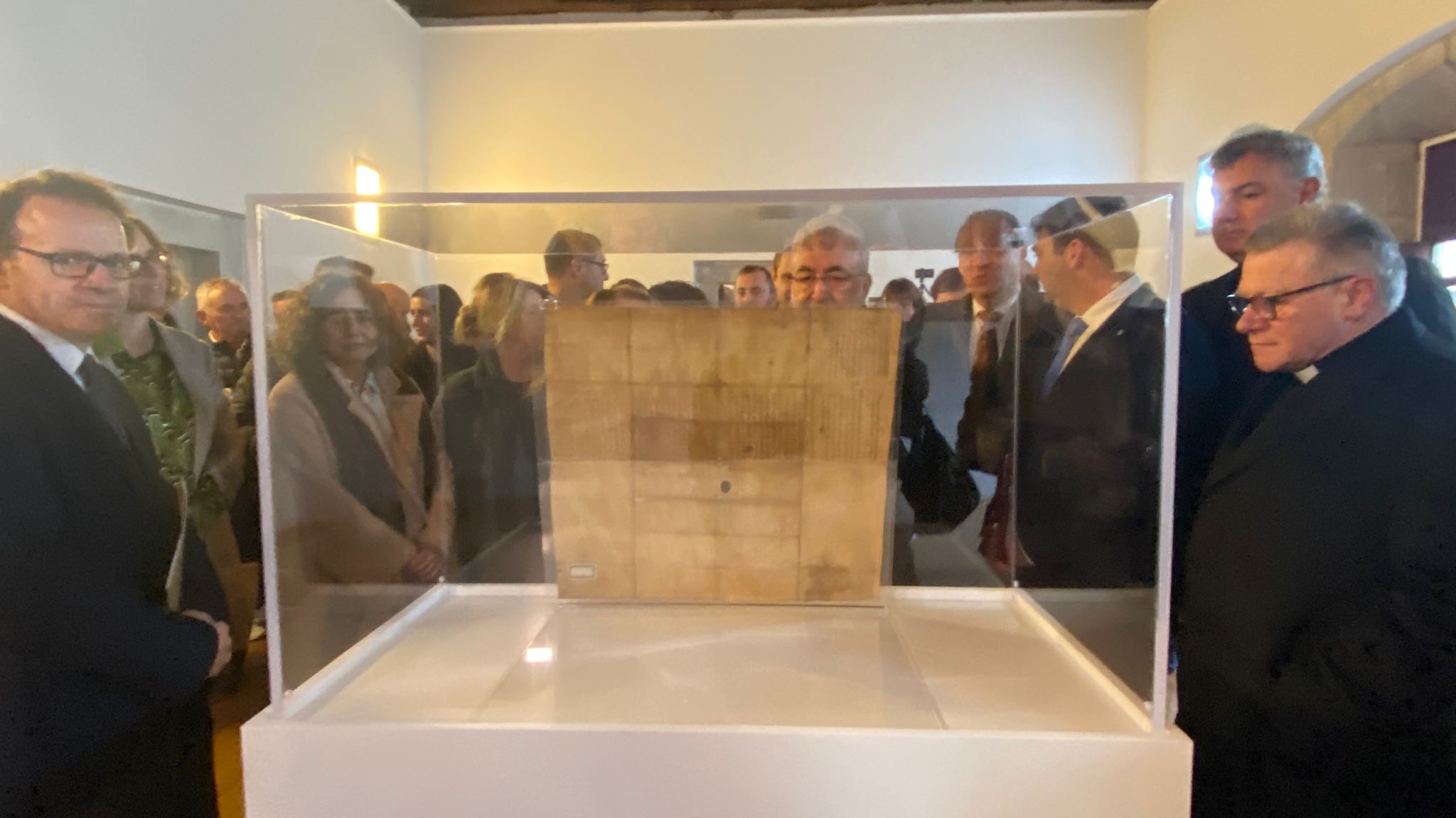 El pergamino fundacional del monasterio de Cornellana regresa a Asturias