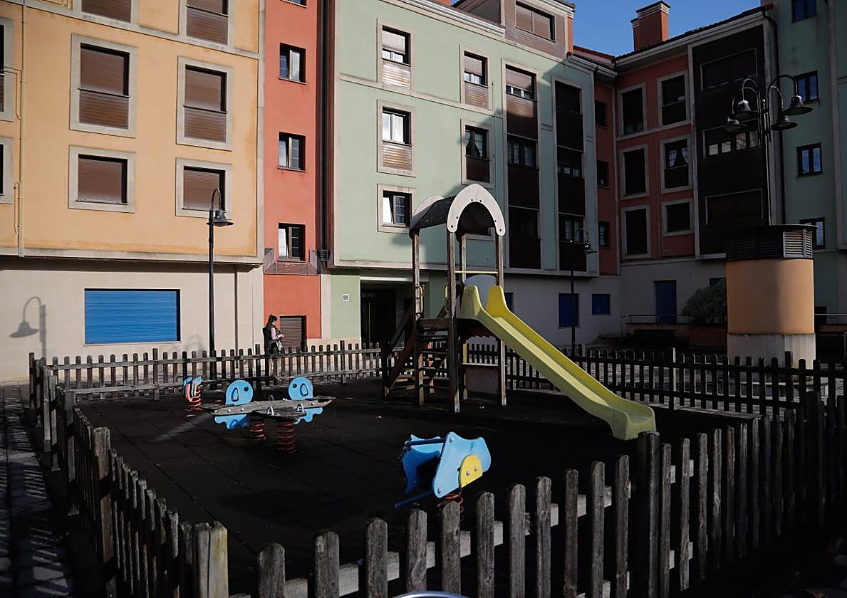 Edificio donde ocurrió el brutal asesinato de las niñas, en la avenida de Los Quebrantos, en San Juan de la Arena.