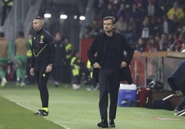 Rubén Albés observa desde la banda el partido frente al Granada.