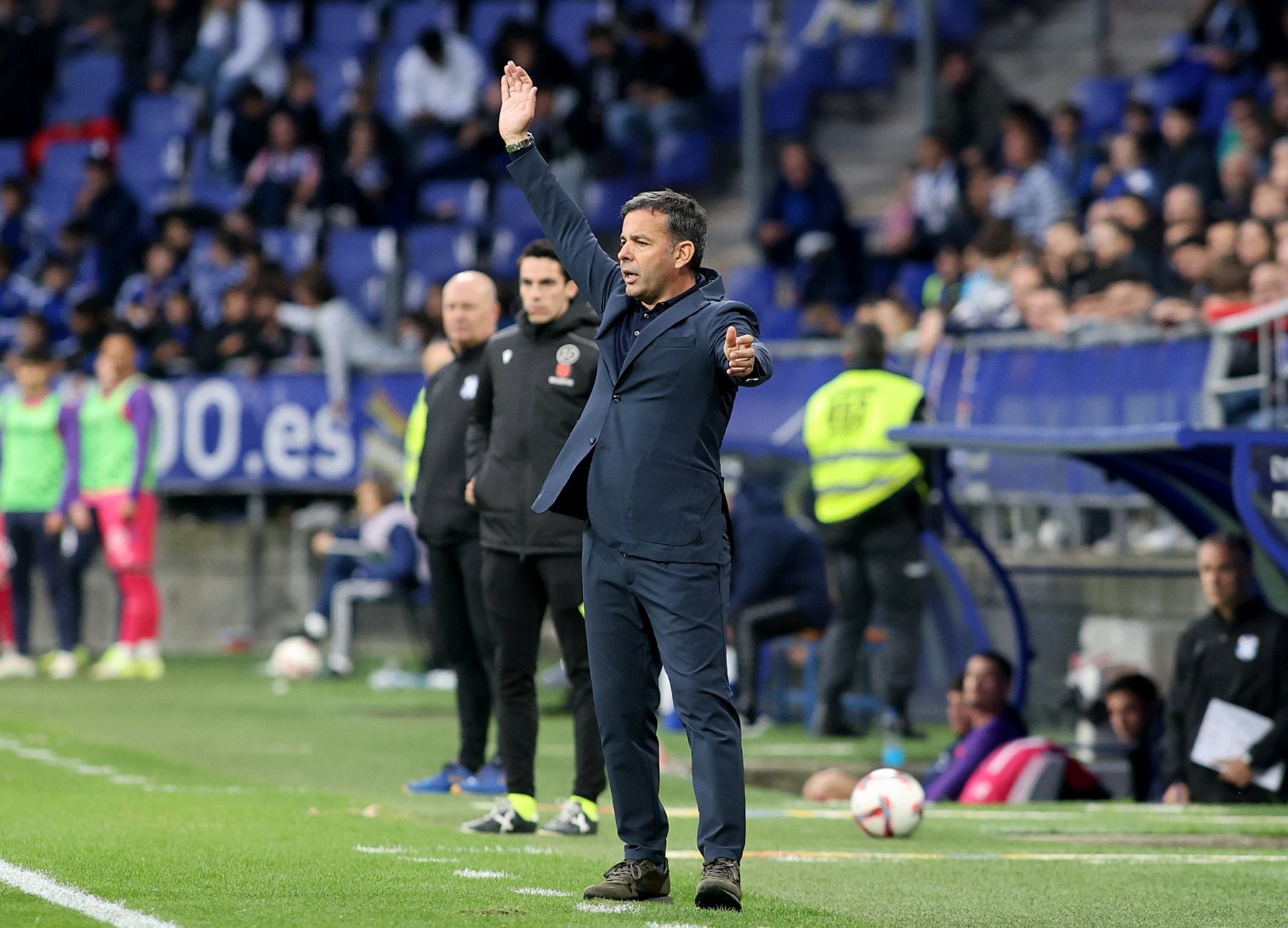 El técnico Javi Calleja da indicaciones a sus jugadores durante el encuentro.