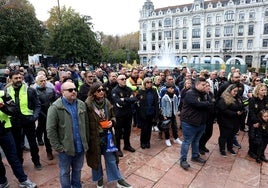 Asistentes al acto por el Día Mundial de las Víctimas de Accidentes de Tráfico en Oviedo.