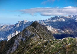 La cima del pico Pozalón está unida a la cima del pico Niajo por una estrecha cresta (que se puede andar para pisar dos cimas), en medio de un bello mar de tupidos bosques y ondulantes montes