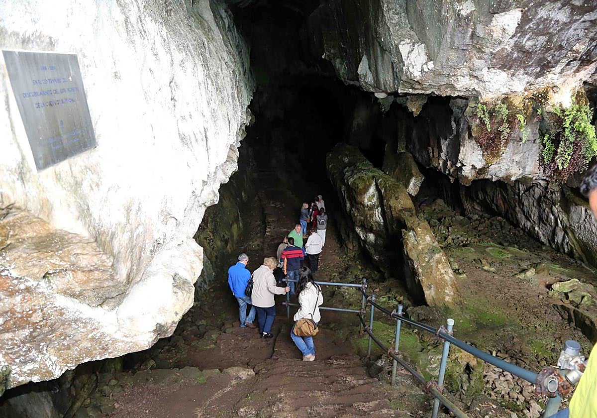Entrada de la cueva de El Pindal, que en marzo pasado fue cerrada al publico durante dos meses por la altas concentraciones de radón.