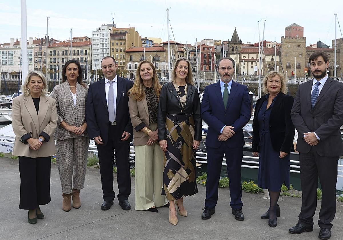 Ana G. Colunga, Gema Portal, Sergio Geijo, María de Vega, Pilar Santamarina, Iván Álvarez, Rosario Amado e Ignacio García, que integran una de las candidatura al decanato del Colegio de la Abogacía de Gijón, posan en el Puerto Deportivo.