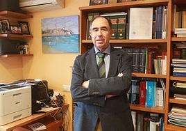 Benigno Villarejo, candidato y decano del Colegio de la Abogacía de Gijón, en su despacho de la plaza de Europa de Gijón.