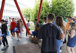 Alumnado de la Escuela Politécnica de Ingeniería de Gijón, el mayor centro de la Universidad de Oviedo, en su primer día de clase.