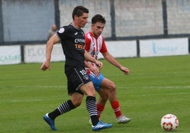 Jorge Fernández, del Lealtad, trata de avanzar con el balón.