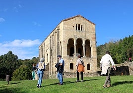 Turistas en Oviedo en el puente de Todos los Santos.