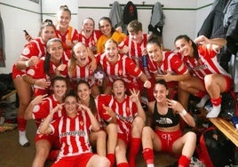 La plantilla del Sporting Femenino celebra en el vestuario su triunfo ante el Zaragoza.