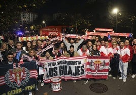 Algunas de las peñas que ya han conseguido entradas para acudir el domingo al partido Dépor-Sporting de Gijón en Riazor posan en la previa del encuentro contra el Granada.