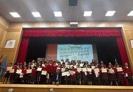 Alumnos del colegio Corazón de María de Gijón distinguidos ayer por la Fundación Foro Jovellanos en la presentación de sus publicaciones.