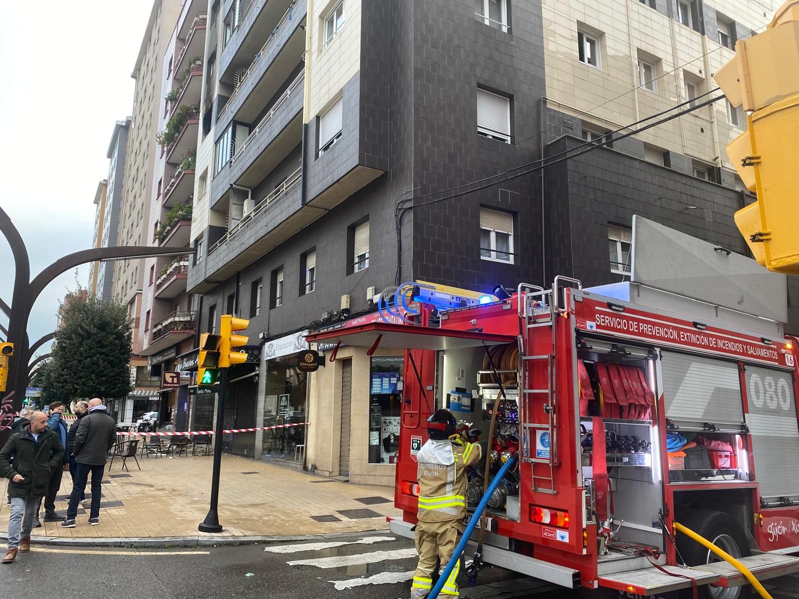 Incendio en un piso de la avenida de la Constitución de Gijón