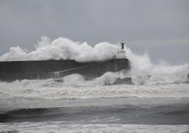 El faro de San Esteban, batido por las olas.