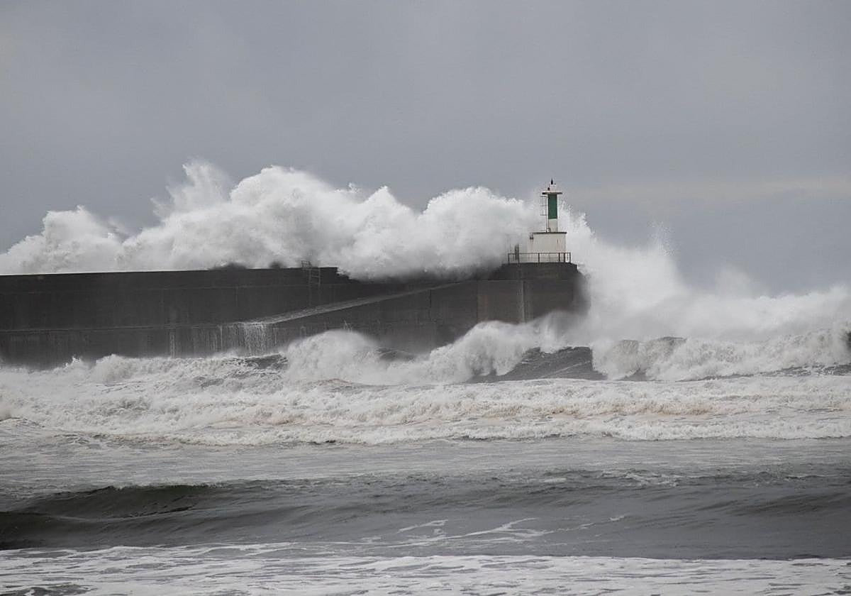 El faro de San Esteban, batido por las olas.