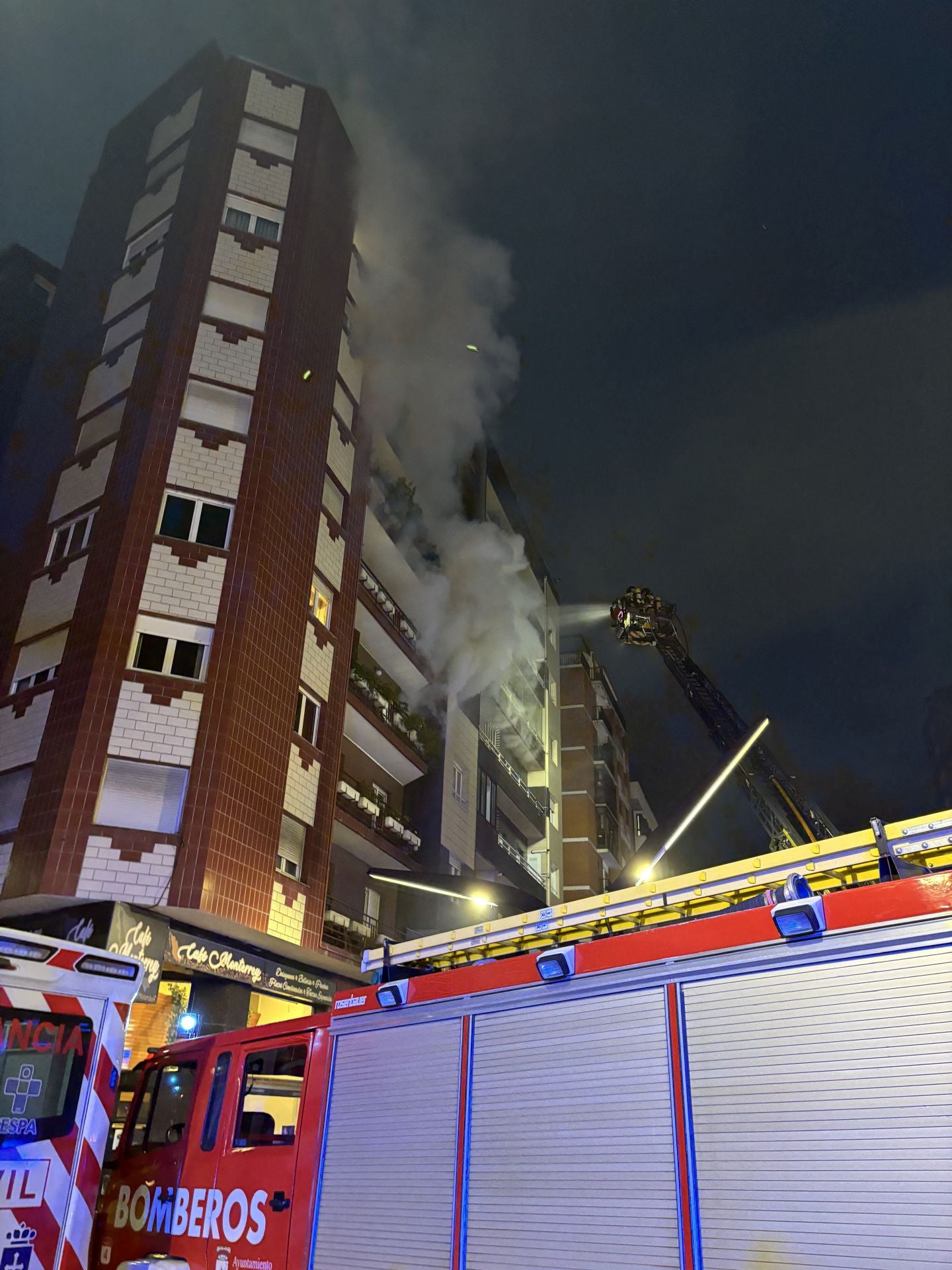 Incendio en un piso de la avenida de la Constitución de Gijón