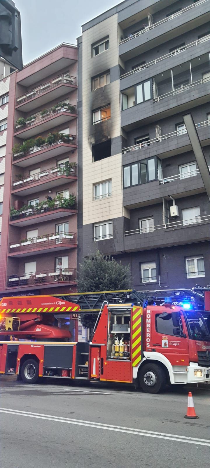 Incendio en un piso de la avenida de la Constitución de Gijón