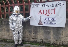 Jerónimo Blanco, el 'hombre siderúrgico', protesta junto al colegio La Salle de Ciaño, en Langreo.