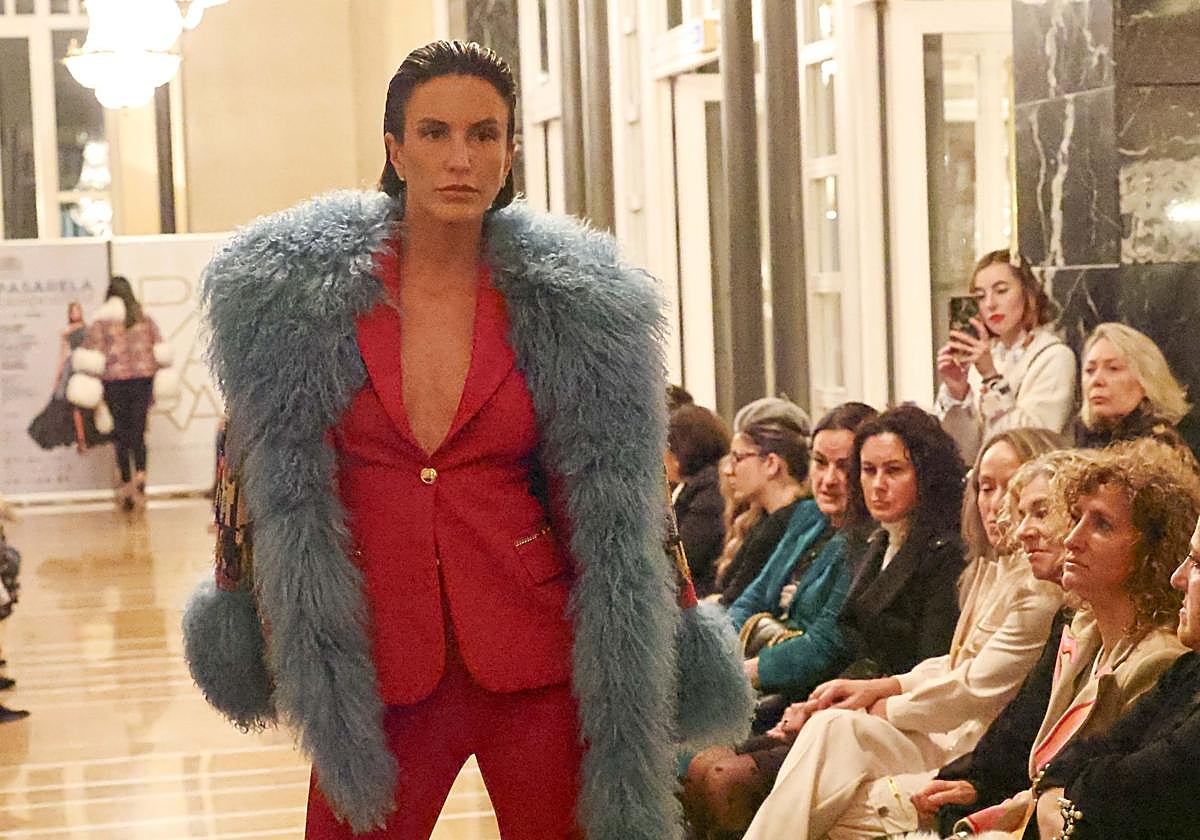 Una de las modelos del desfile tras la presentación de la Pasarela Campoamor de Oviedo.