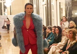 Una de las modelos del desfile tras la presentación de la Pasarela Campoamor de Oviedo.