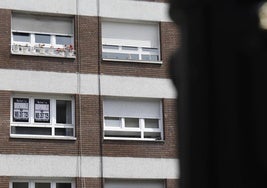 Un piso de un edificio de Gijón en venta.