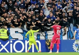 Aarón Escandell celebra con los aficionados del Real Oviedo del Fondo Norte la parada del penalti que evitó que el Tenerife recortara distancias.