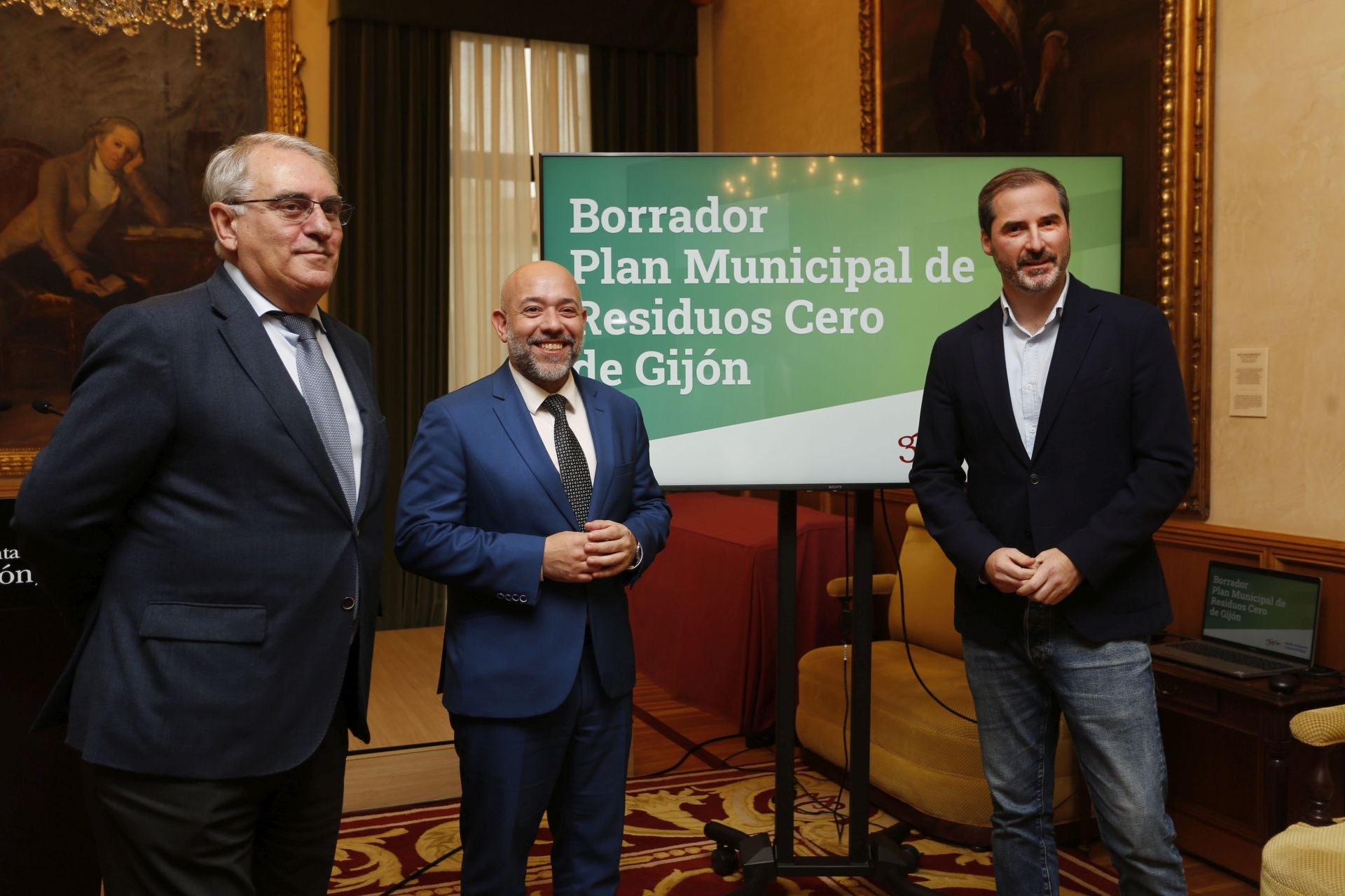 Ramón García Cañal, Rodrigo Pintueles y Sergio de Lucas, en la presentación del borrador del Plan de Residuos.