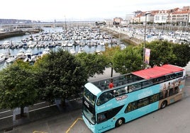 El bus turístico en su parada actual en Rodríguez San Pedro, en la zona de Fomento cerca de 'Las Letronas'