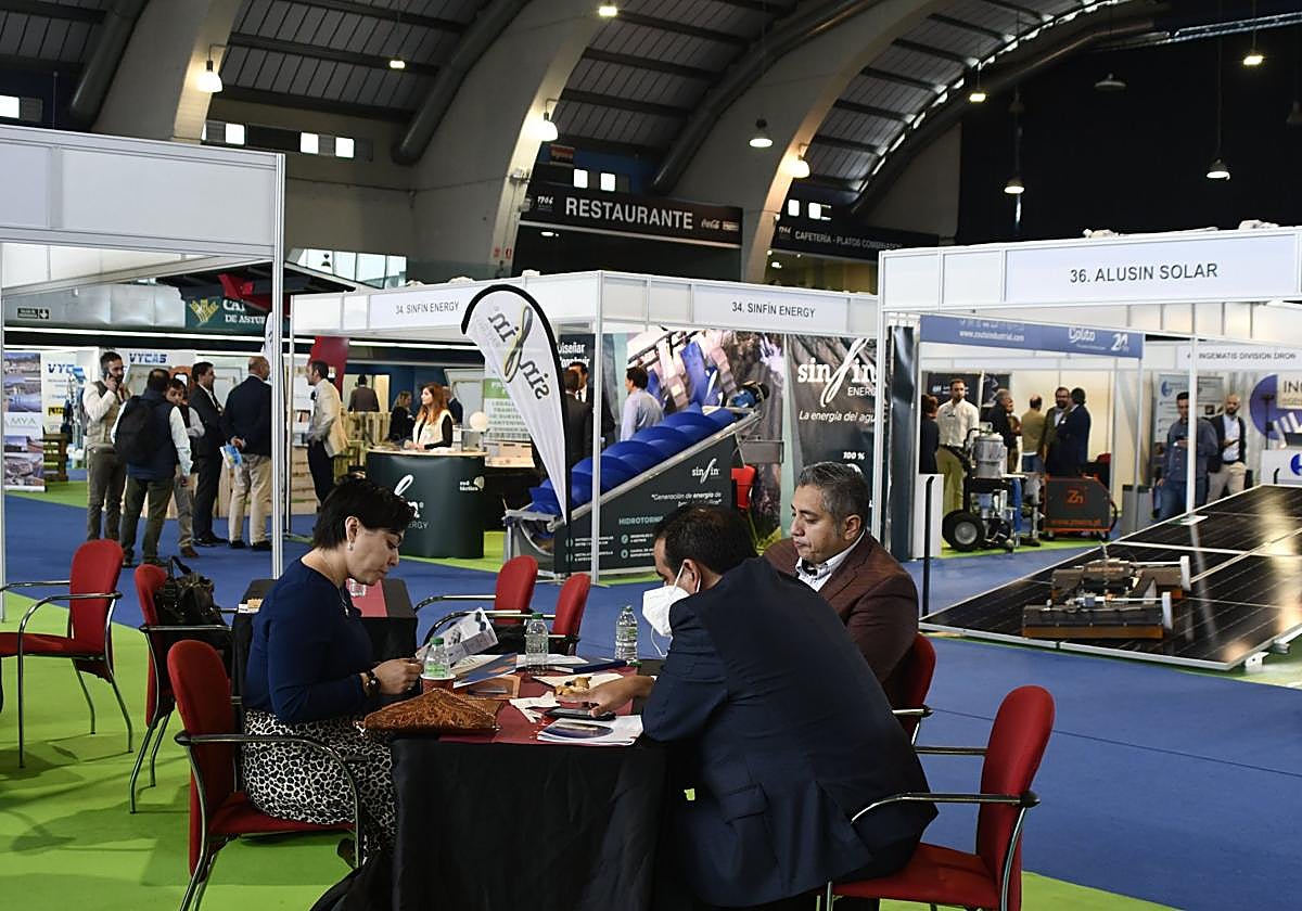 Reuniones en la última edición del salón Norte Renovables de Avilés.