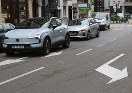 Coches en doble fila en el centro de Gijón.