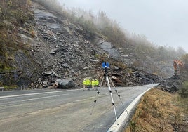 Continúan los trabajos para retirar el argayo de la autopista del Huerna (AP-66).