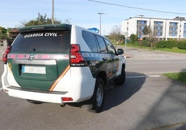 Una patrulla de la Guardia Civil en las inmedaiciones de la calle Cruz, en Luanco.