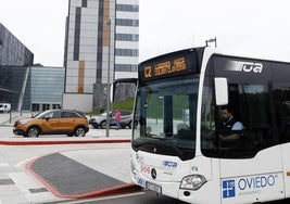 Un autobús pasando por delante del HUCA.