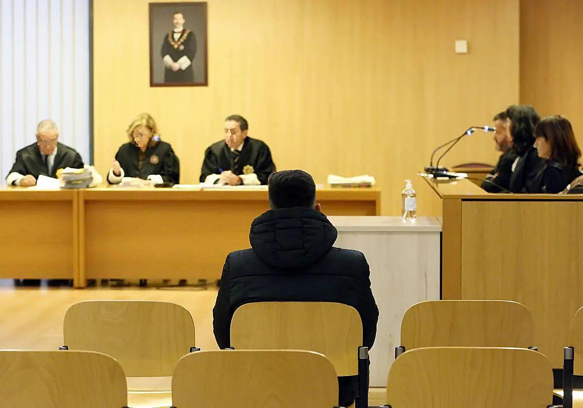 Uno de los acusados, en la sala de vistas, el pasado año, cuando el juicio quedó suspendido al no presentarse el otro de los procesados.