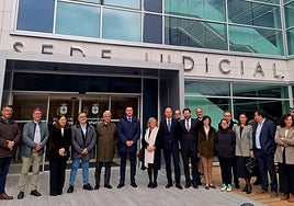 Autoridades judiciales y políticas, ayer, a la entrada de la nueva sede judicial de Langreo.