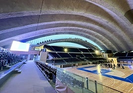 A la izquierda, el nuevo videomarcador del Palacio de los Deportes de Oviedo, durante las pruebas.