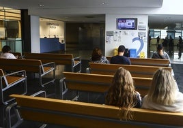 Sala de espera del Hospital Universitario Central de Asturias (HUCA).