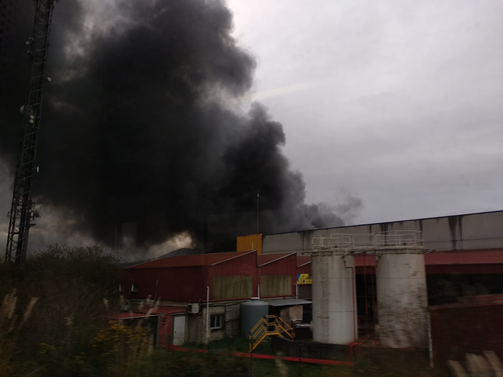 Así ha sido el pavoroso incendio en Silvota que ha calcinado dos empresas