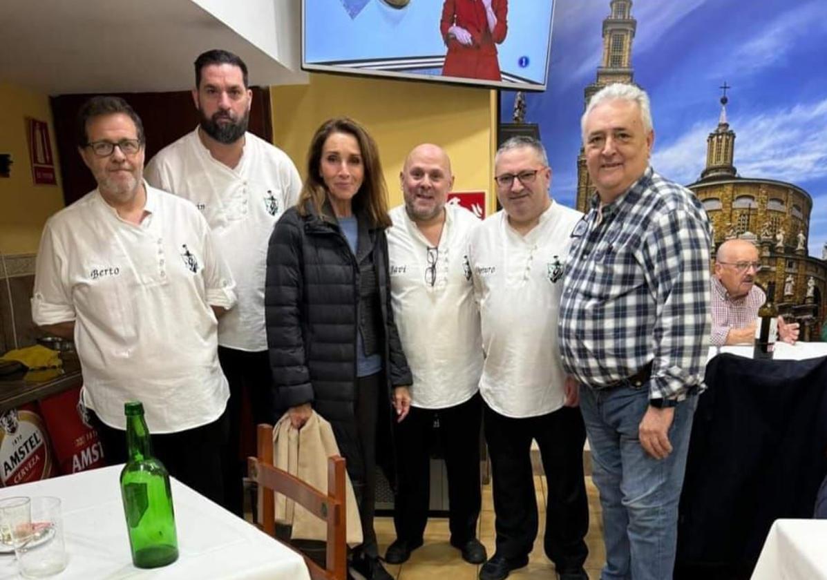 La visita de Ana Belén a una sidrería gijonesa