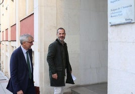 El alcalde de Siero a las puertas de los juzgados, acompañado de su abogado Luis Tuero.