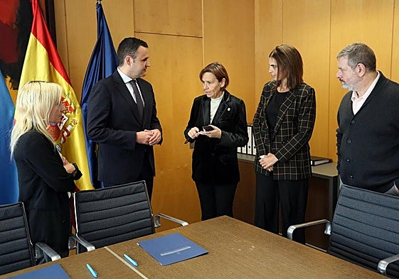 Mar García Salgado, Guillermo Peláez, Carmen Moriyón, María Mitre y Carlos Franco, ayer, en la Consejería de Hacienda.
