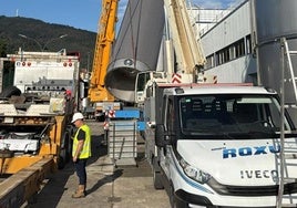 Instalación de los nuevos tanques de almacenamiento en la antigua planta de Danone en Salas.