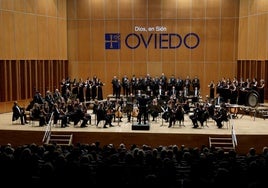 Los integrantes del coro El León de Oro se sumaron a los de Oviedo Filarmonía en la segunda parte del recital.