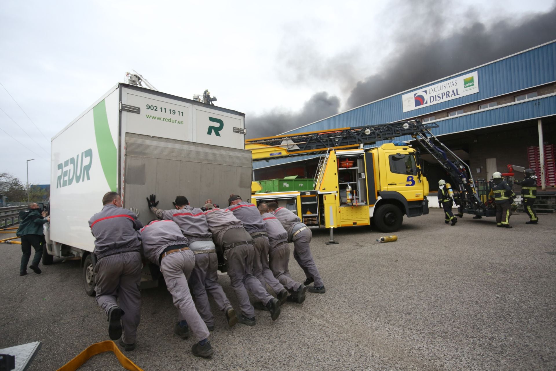 Así ha sido el pavoroso incendio en Silvota que ha calcinado dos empresas