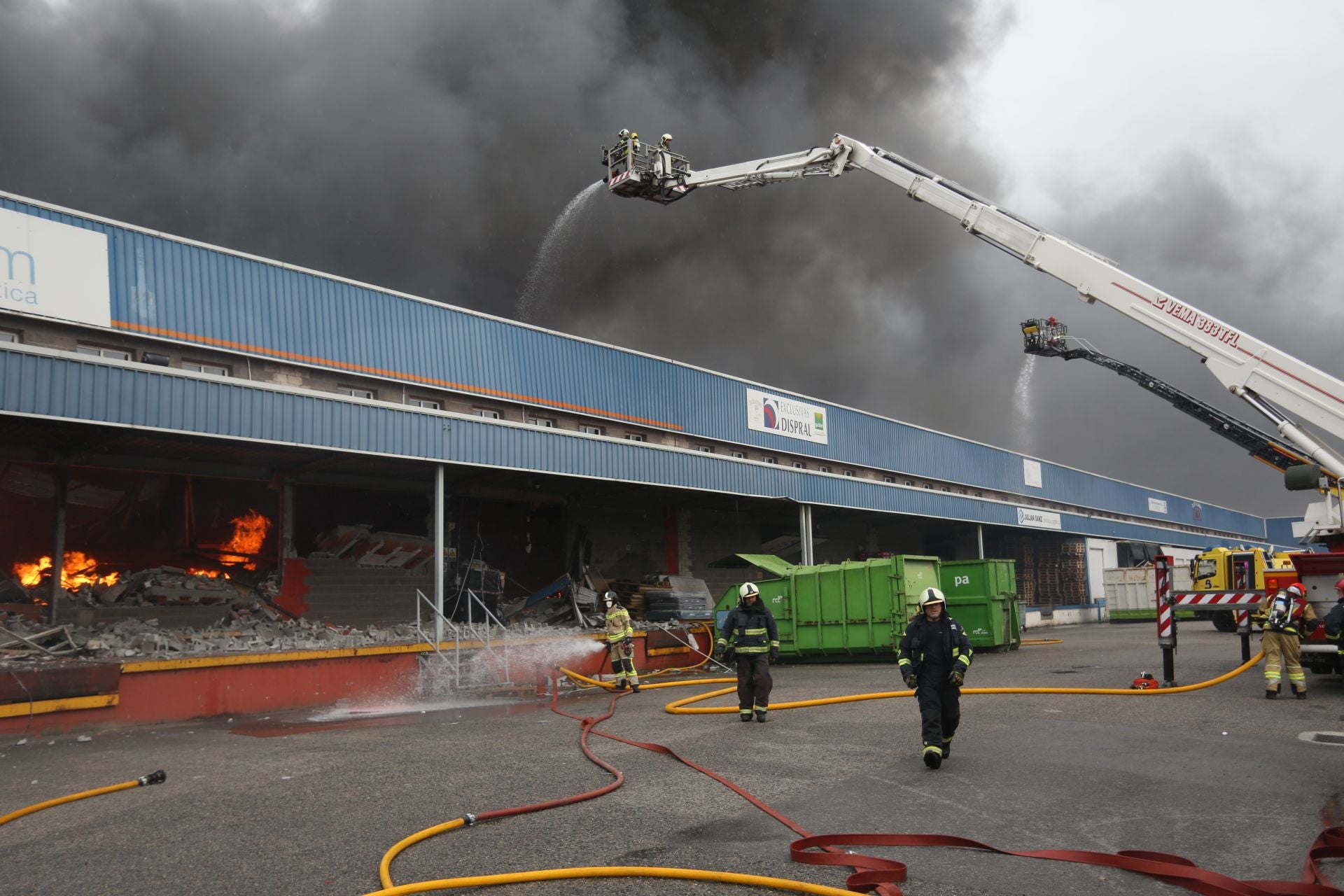 Así ha sido el pavoroso incendio en Silvota que ha calcinado dos empresas