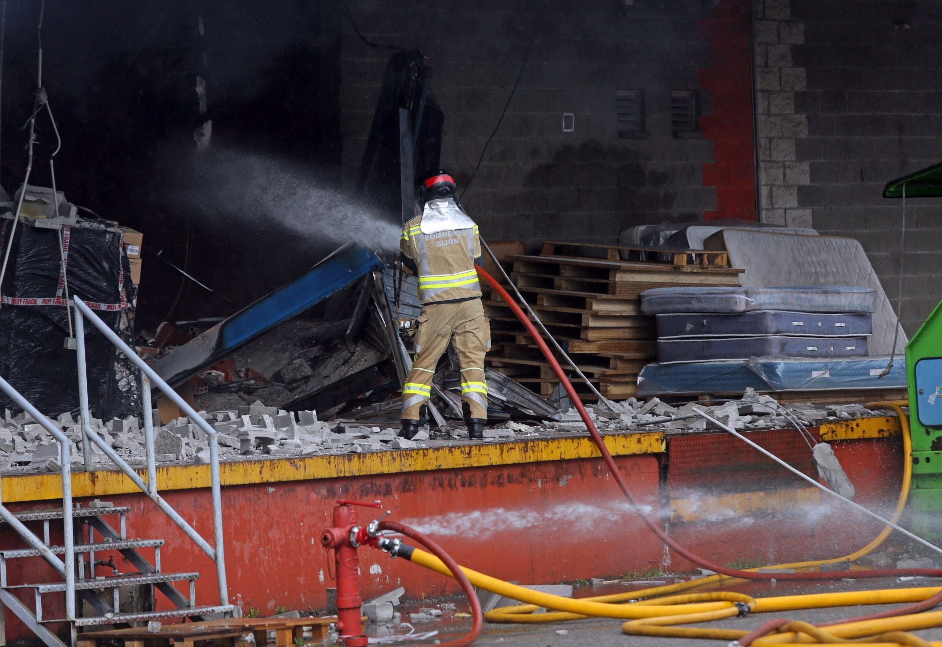 Así ha sido el pavoroso incendio en Silvota que ha calcinado dos empresas