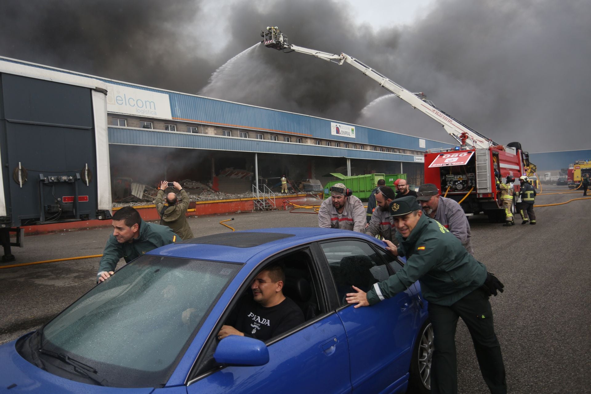 Así ha sido el pavoroso incendio en Silvota que ha calcinado dos empresas