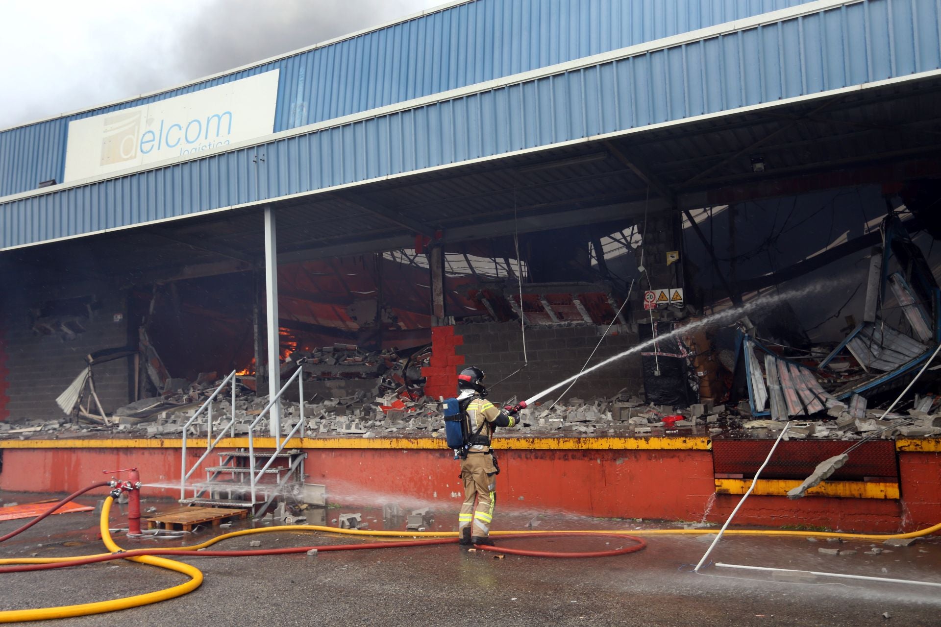 Así ha sido el pavoroso incendio en Silvota que ha calcinado dos empresas