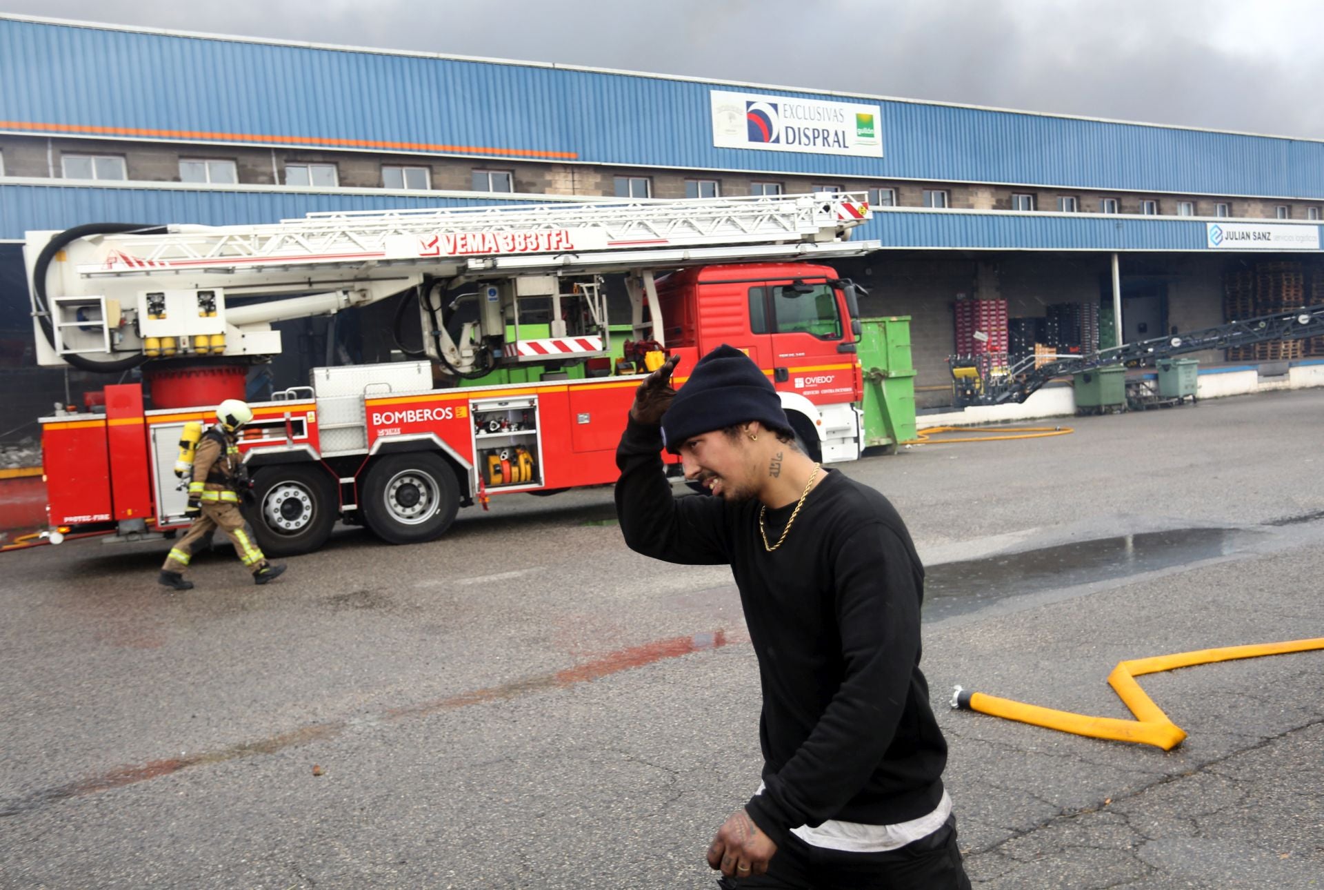 Así ha sido el pavoroso incendio en Silvota que ha calcinado dos empresas